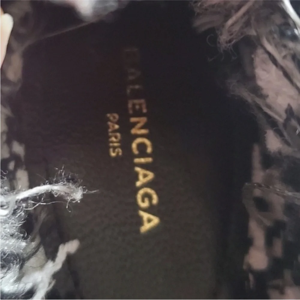 $1,129 Balenciaga Black and White Heels with Chic Tweed Design - Picture 7 of 12